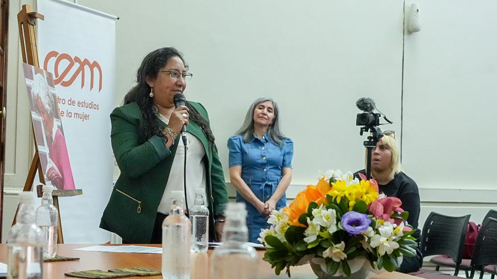 Mujer hablando por micrófono.