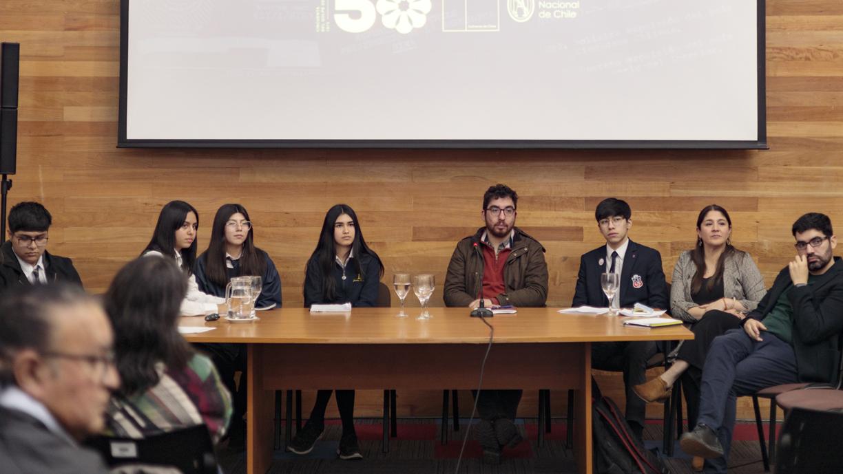 Estudiantes en una mesa.