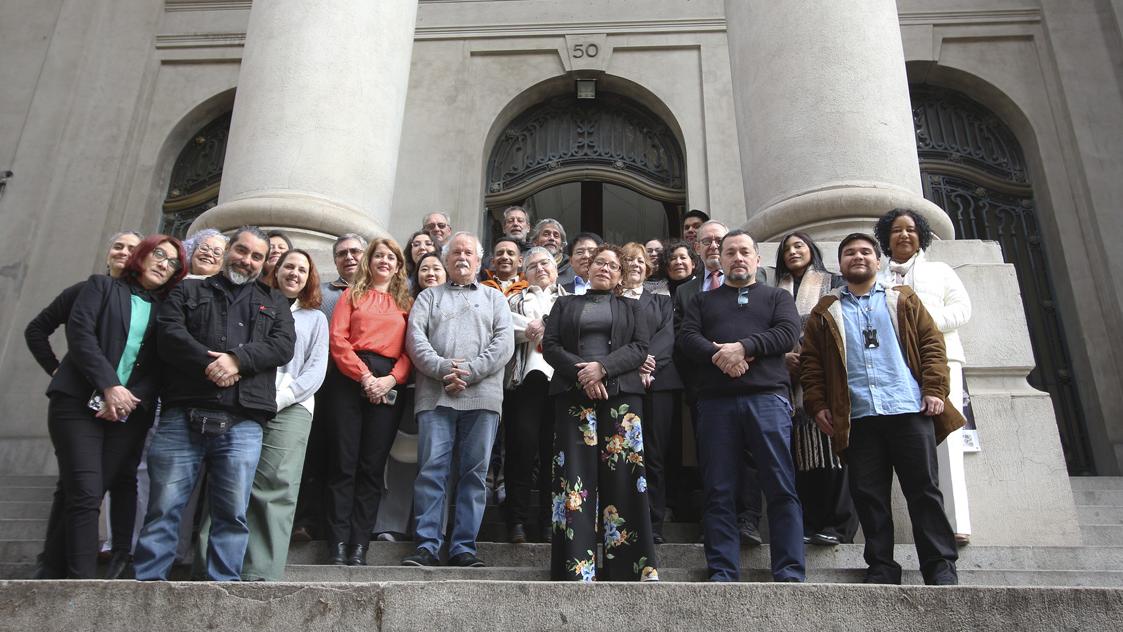 Grupo de personas posando.