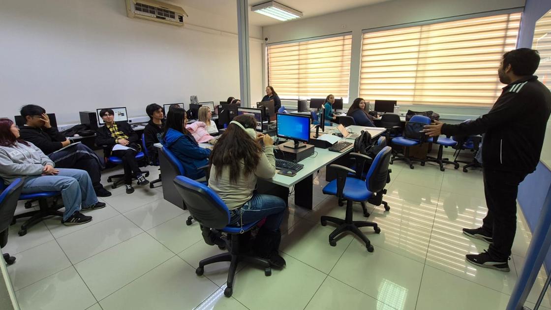 Sala de universidad con alumnos sentados.