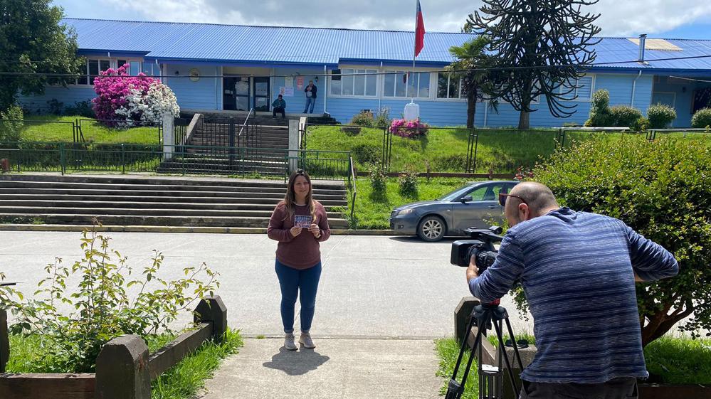 Hombre grabando con una camara a una joven.