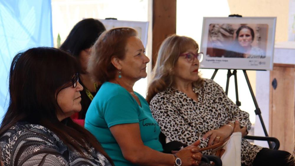 Mujeres en exposición.