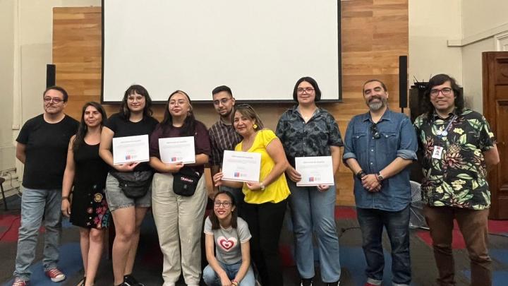 Grupo jóvenes con diplomas.