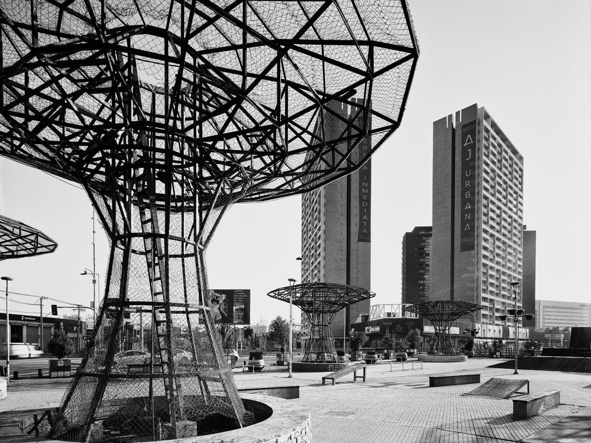 Estructura de fierro en la ciudad.