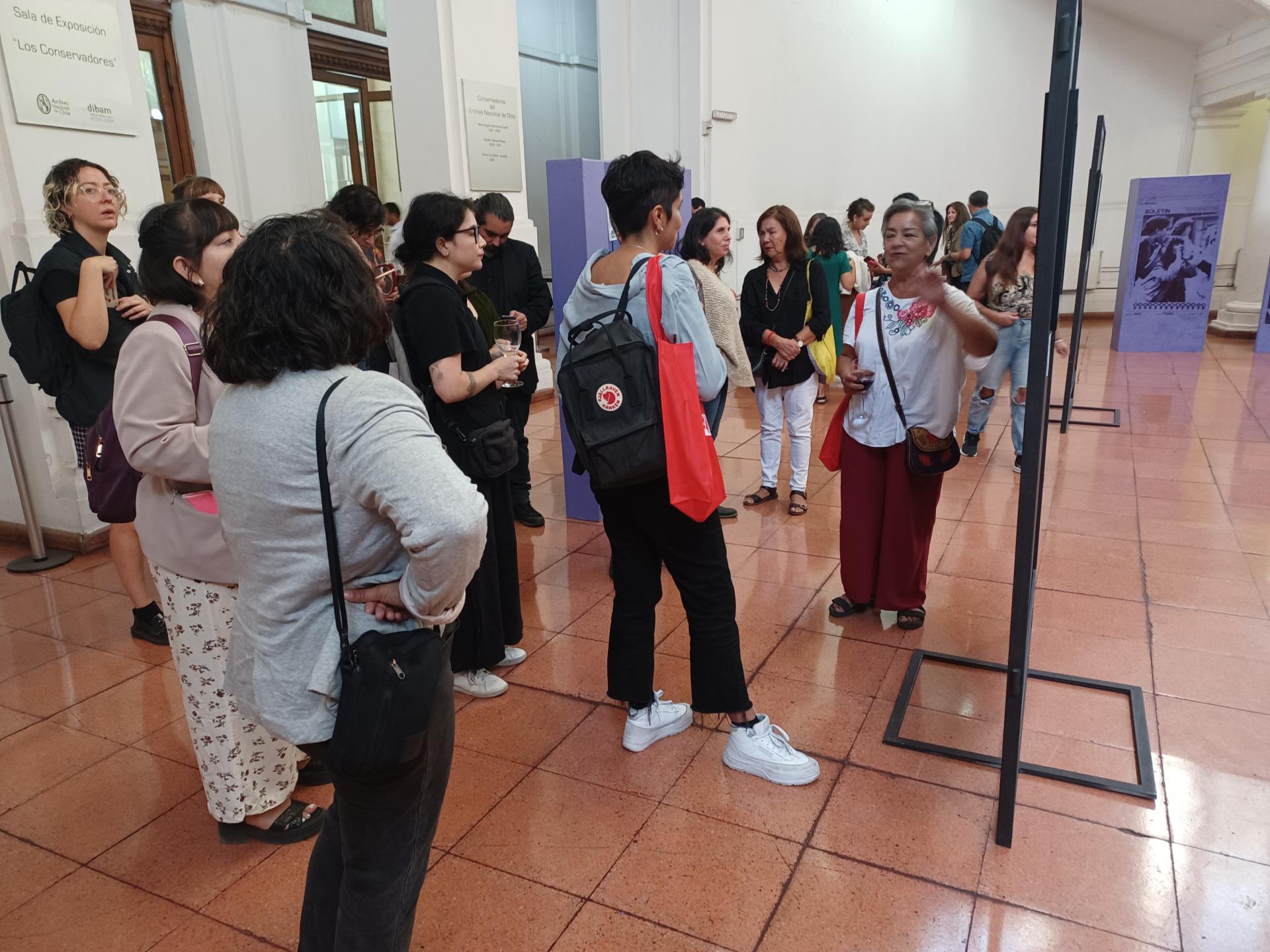 Personas viendo una exposición.