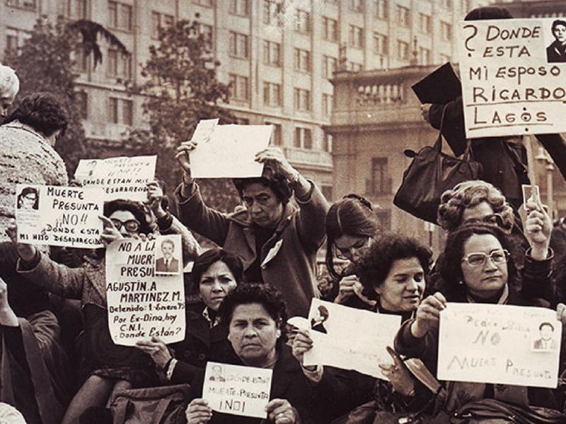 Grupo de mujeres con carteles