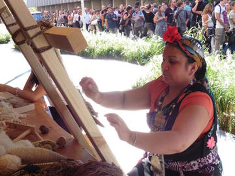 Mujer mapuche en telar.