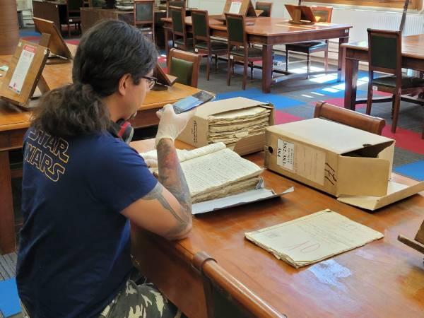 Hombre revisando documentos.