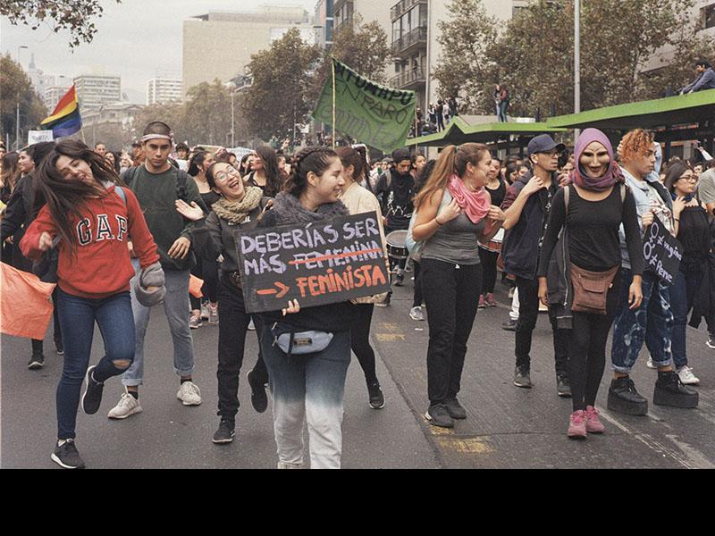 Mujer con cartel, marcha por una Educación No Sexista, Santiago, 16-05-2018. Donación Red de Historiadoras Feministas- Joaquín Pinto.