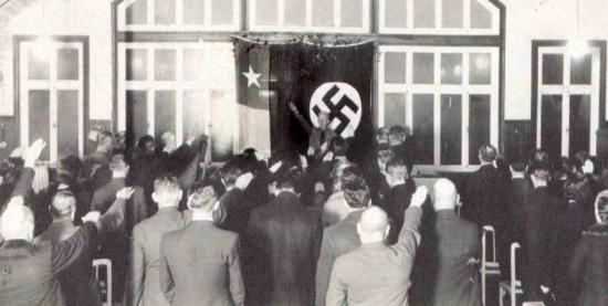 Registro de una reunión organizada en Puerto Varas por Bertoldo Meyer Straten, dirigente de la sección chilena del Partido Nazi (1937)