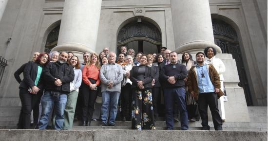 Grupo de personas posando.