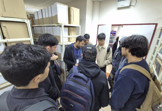 Estudiantes en un depósito.