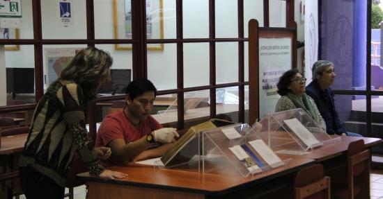 Personas en el archivo.