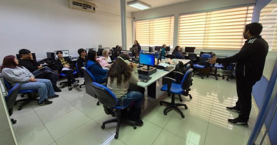 Sala de universidad con alumnos sentados.