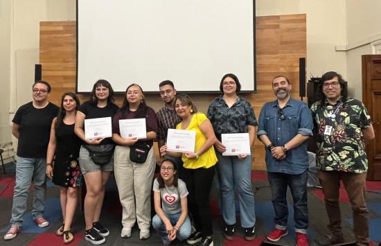 Grupo jóvenes con diplomas.