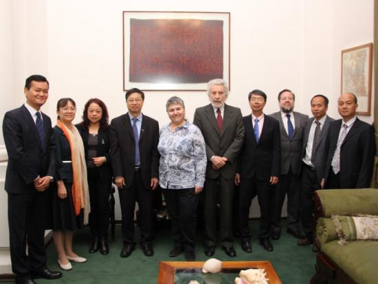 Reunión entre autoridades de la Universidad de Jinan, el Archivo Nacional y la Dibam.