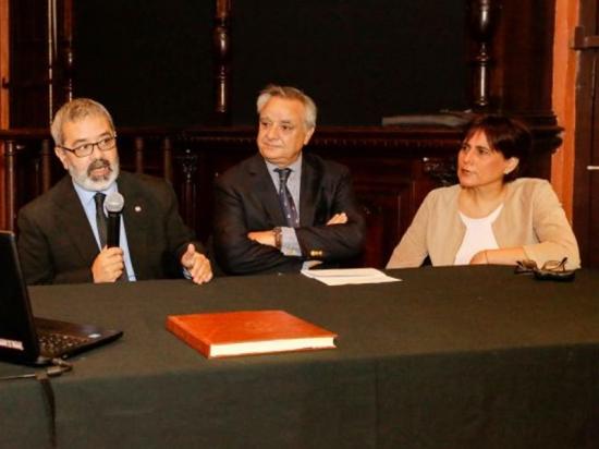 Fernando Griffith, ministro de Cultura, Mauricio Ugalde, embajador de Chile, y Lorena Medina, del AN de Chile.  Imagen de la Secretaría Nacional de Cultura de Paraguay.