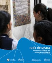 Niñas viendo una gigantografía de un documento antiguo, en una exposición.